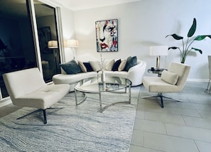 Smart TV - Regatta at Vanderbilt, upscale condo - 8 min walk to the beach! Great Bay views! (Naples)