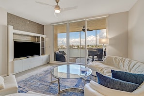 Smart TV - Regatta at Vanderbilt, upscale condo - 8 min walk to the beach! Great Bay views! (Naples)