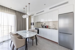 2 habitaciones, insonorización y tabla de planchar con plancha 