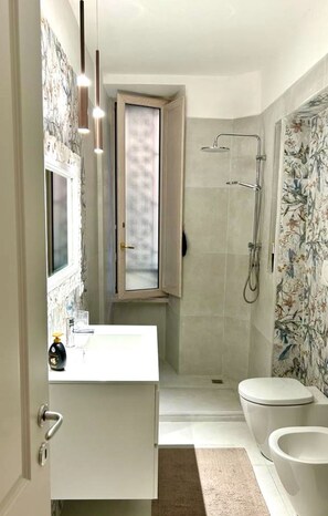 Shower, hair dryer, bidet, towels - Deluxe Stay (Roma)