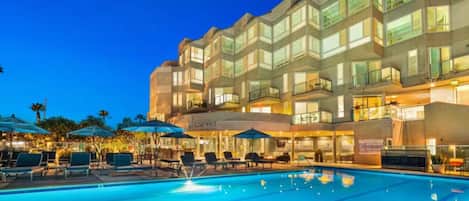 Outdoor pool, a heated pool