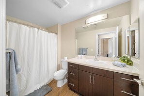 ヘアドライヤー、タオル、石鹸、トイレットペーパー