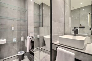 Een douche, handdoeken, zeep, shampoo