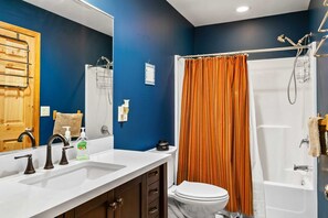 Suihku, hiustenkuivaaja, pyyhkeet, saippua