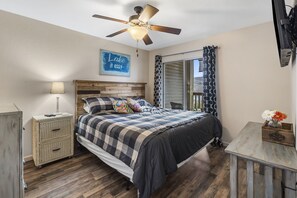 4 bedrooms, iron/ironing board, travel cot, free WiFi - 2 Condos Near SDC | Sleeps 12 | Lake Views (Branson)