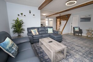 Smart TV, books, stereo - 2 Bdrm Cabin - Balm Beach Views! (Tiny)