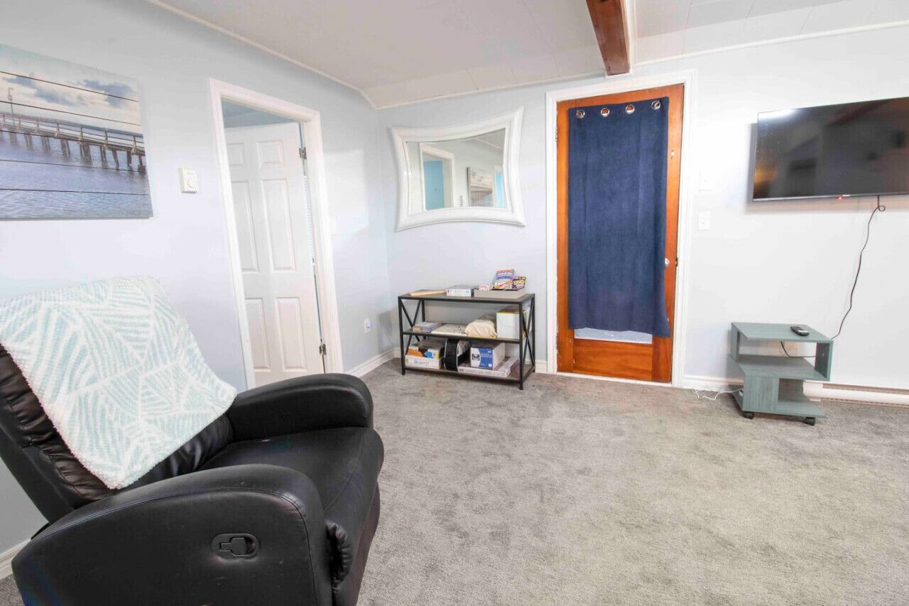 Smart TV, books, stereo