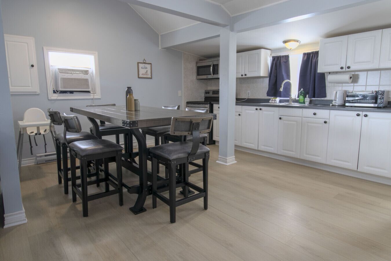 冷蔵庫、電子レンジ、オーブン、コンロ