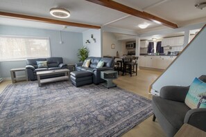 Smart TV, books, stereo - 2 Bdrm Cabin - Balm Beach Views! (Tiny)