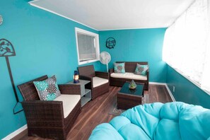 Smart TV, books, stereo