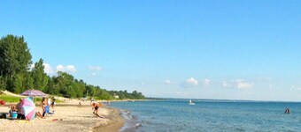 2 Bdrm Cabin - Balm Beach Views!