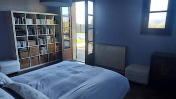 4 slaapkamers, een strijkplank/strijkijzer, reisbedje, gratis wifi