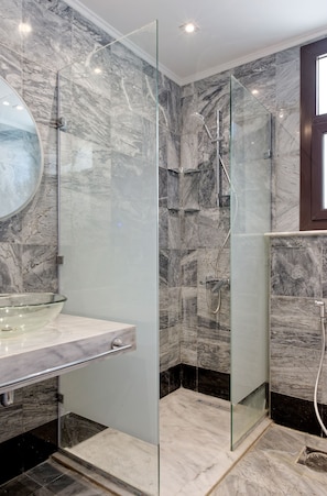 Elite Apartment | Bathroom | Towels, shampoo