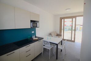 Jääkaappi, mikroaaltouuni, liesi, astianpesukone