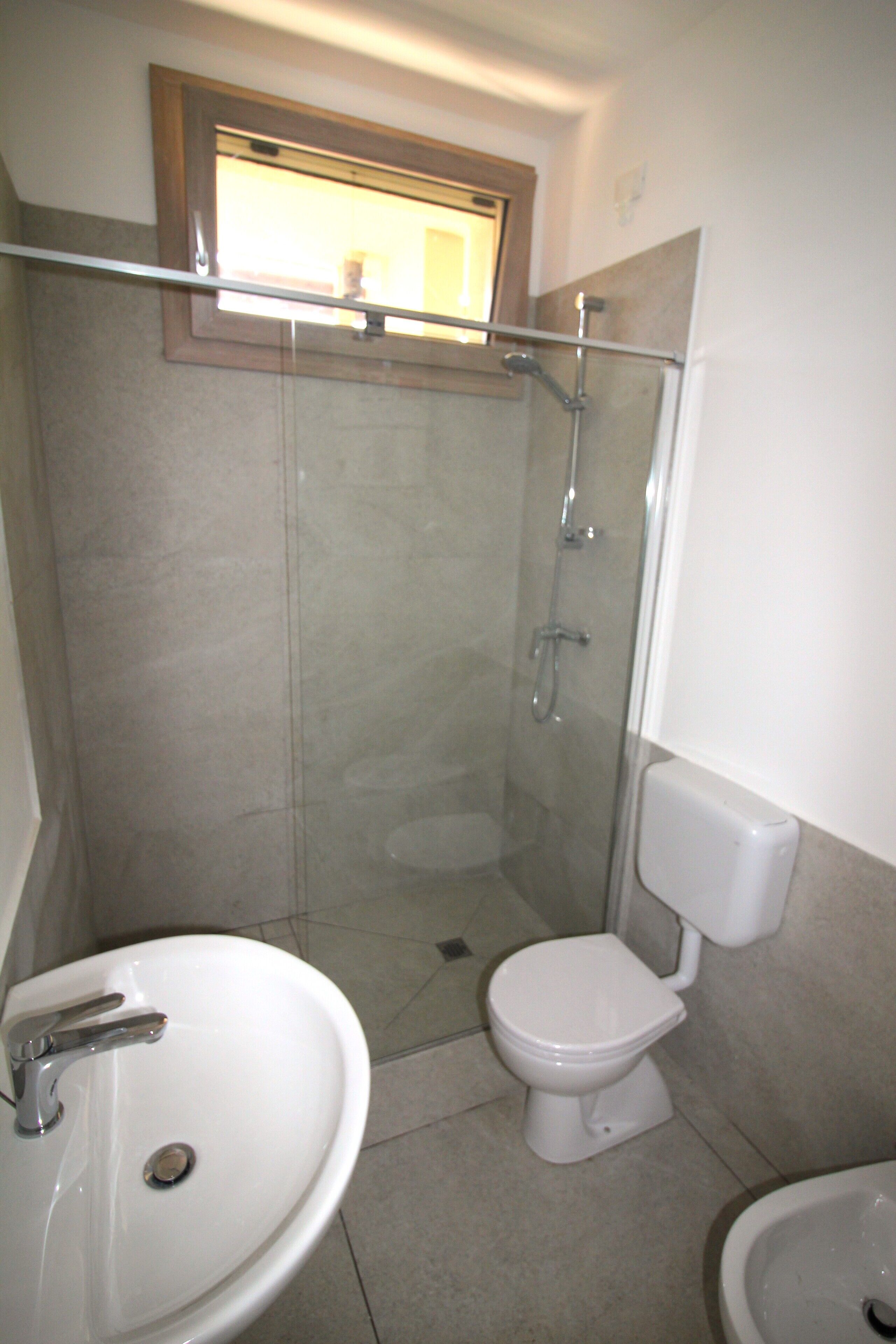 Dusche, Bidet, Handtücher, Seife