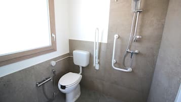 Douche, bidet, serviettes fournies, savon