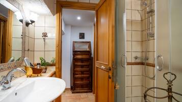 Douche, sĂšche-cheveux, bidet, serviettes fournies