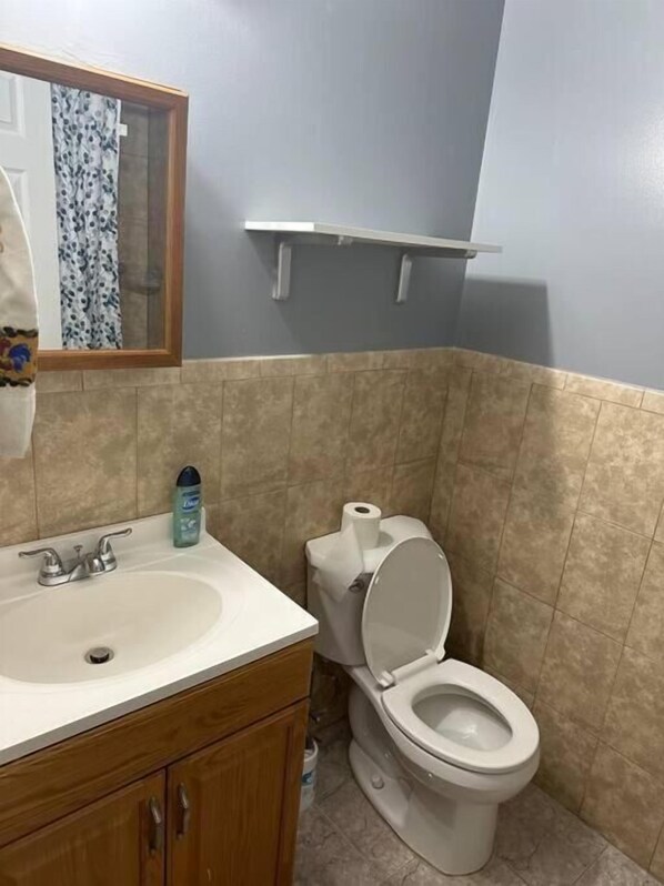 A bathroom with a sink, mirror, toilet, and a towel rack. - Glamour Room C 6mins to Newark Liberty (Newark)