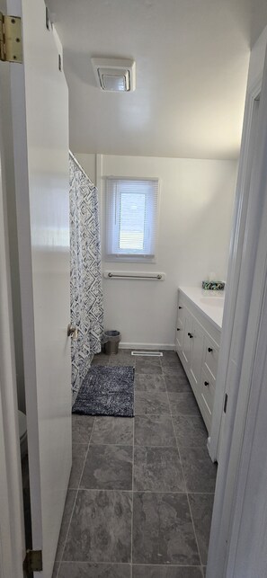 Towels, shampoo, toilet paper - Our cozy, 2 bedroom home offers a blend of comfort and charm! (Plentywood)