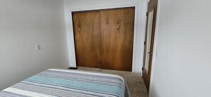 2 slaapkamers, een bureau, een strijkplank/strijkijzer, gratis wifi