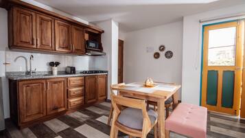 Appartement Deluxe | Cuisine privée | Réfrigérateur grande capacité avec congélateur, four à micro-ondes