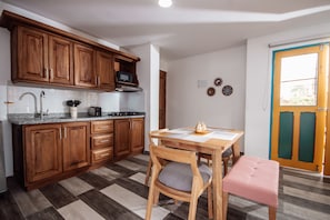 Deluxe Apartment | Private kitchen | Full-size fridge, microwave, oven, stovetop
