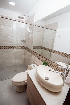 Deluxe Apartment | Bathroom