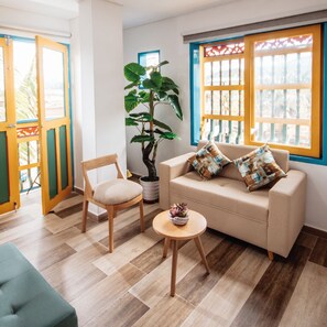 40-inch Smart TV with digital channels, Netflix, streaming services