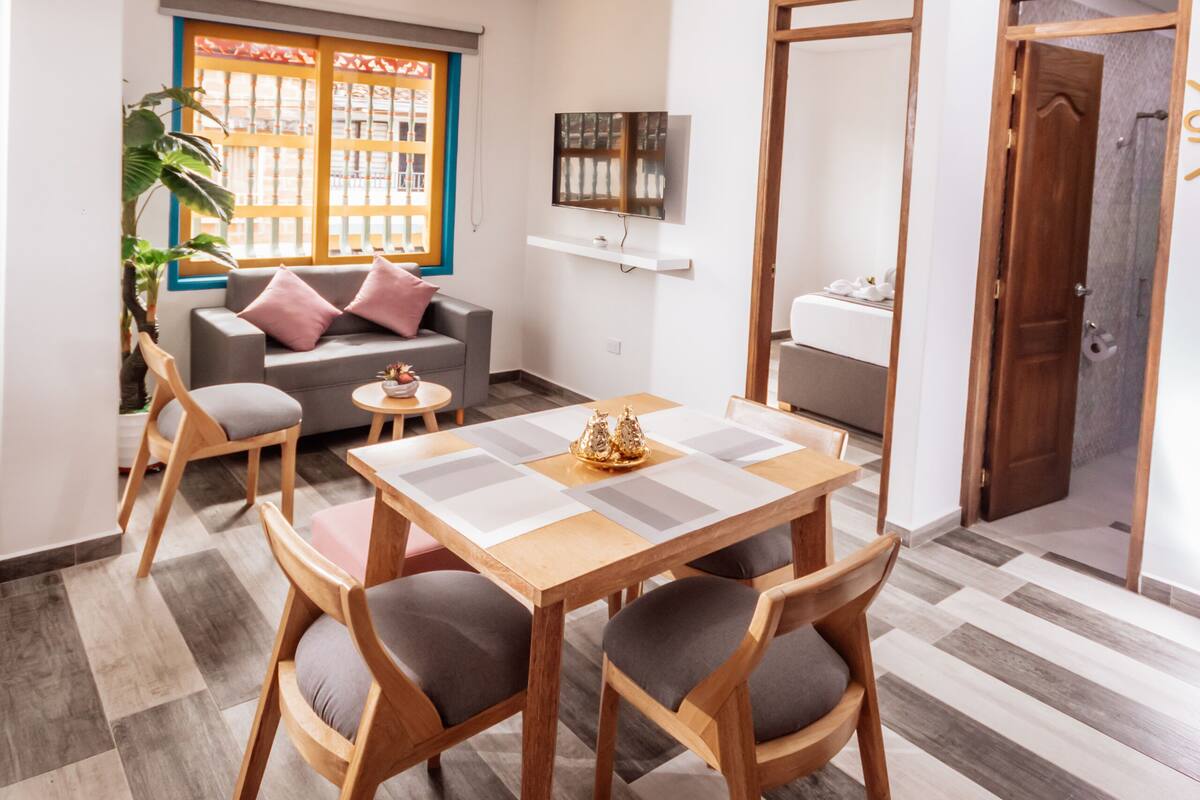 Apartamento Deluxe | Zona de estar | Smart TV de 40 pulgadas con canales digitales, Netflix