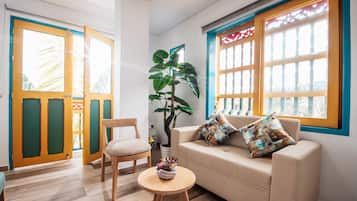 Departamento Deluxe | Área de sala de estar | Smart TV de 40 pulgadas con canales digitales y Netflix