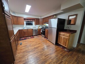 Fridge, microwave, oven, stovetop - Private 3-bedroom farmhouse in Rural Roseau (Roseau)