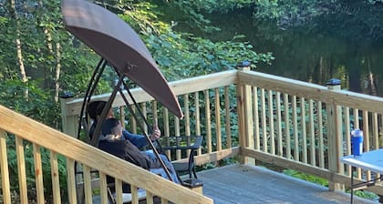 Cozy countryside cottage located on Crooked river in Naples Maine.