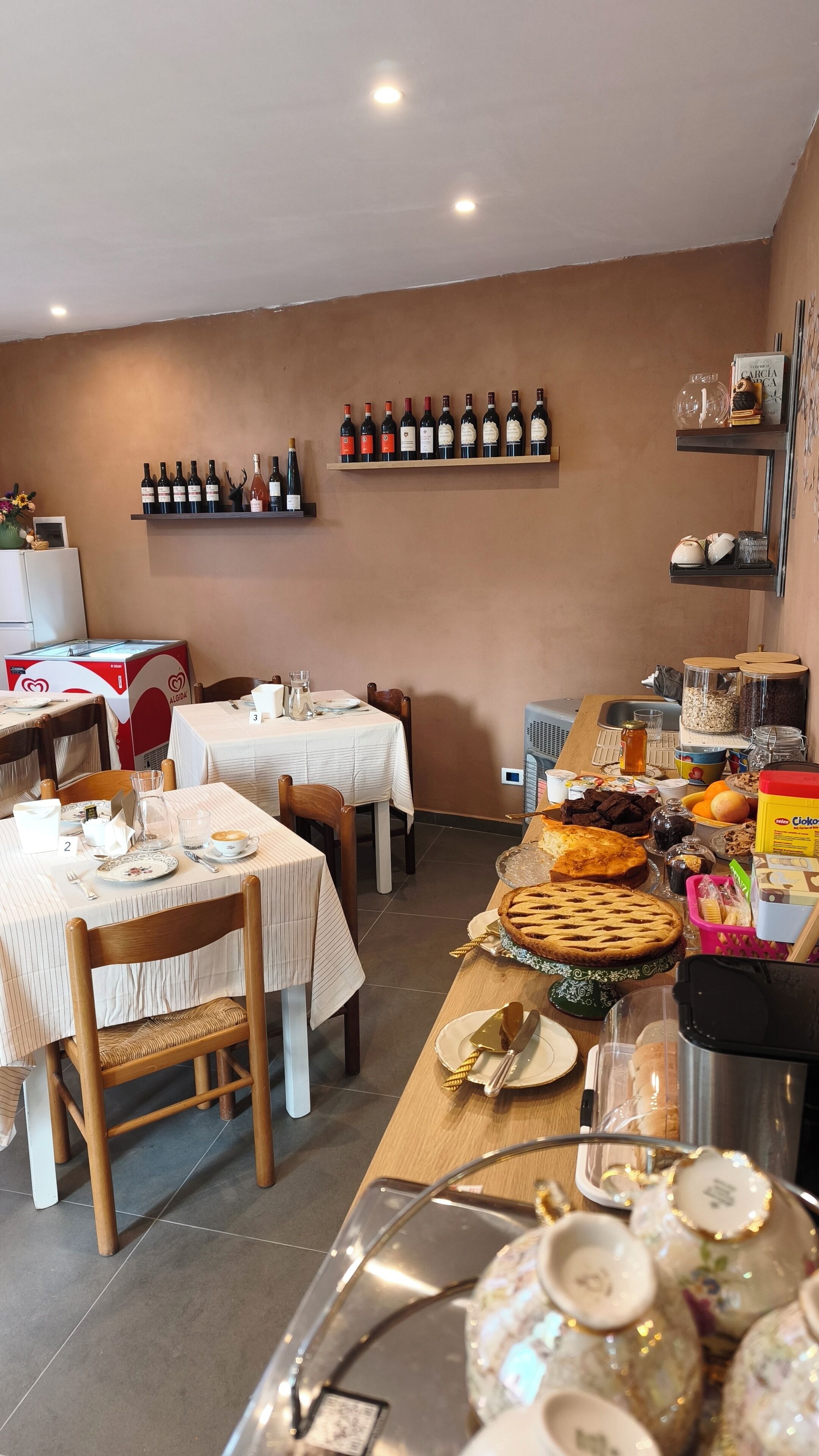 Tägliches Frühstücksbuffet gegen Gebühr