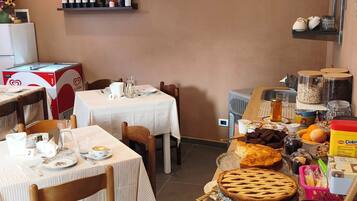 TĂ€gliches FrĂŒhstĂŒcksbuffet gegen GebĂŒhr