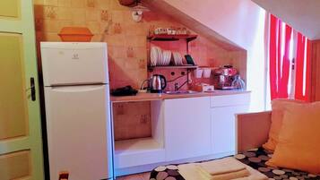 Suite Familiale, vue montagne (mandatory web check-in) | Cuisine privée | Micro-ondes dans l'espace commun