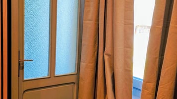 Klassieke kamer, uitzicht op bergen (mandatory web check-in) | Badkamer | Een haardroger, handdoeken, zeep, shampoo