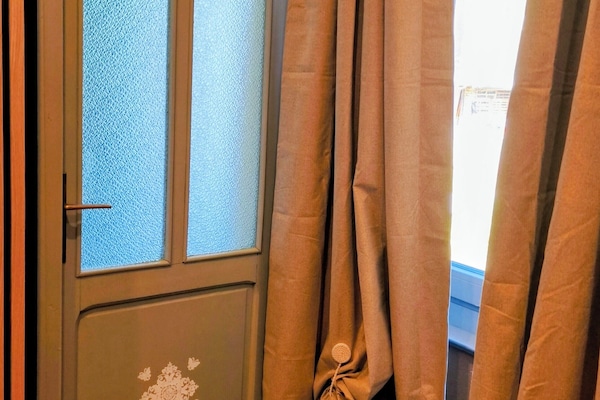 Secador de pelo, toallas, jabón, shampoo