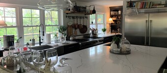 Spacious country retreat w/pool 10 minutes to downtown Madison! Pet friendly! 