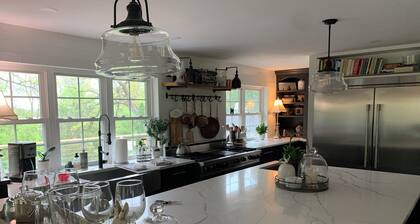 Spacious country retreat w/pool 10 minutes to downtown Madison! Pet friendly!