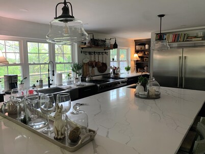 Spacious country retreat w/pool 10 minutes to downtown Madison! Pet friendly! 