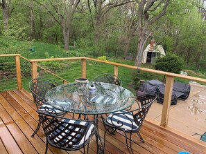 Outdoor dining - Spacious country retreat w/pool 10 minutes to downtown Madison! Pet friendly! (Fitchburg)
