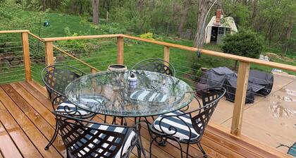 Spacious country retreat w/pool 10 minutes to downtown Madison! Pet friendly!