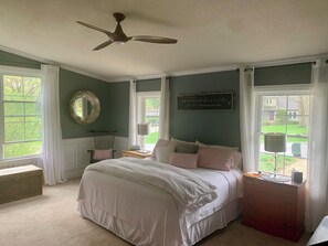 4 bedrooms, desk, iron/ironing board, travel cot