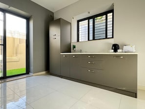 Lemari es kecil, ketel listrik, dan peralatan masak/sendok-piring