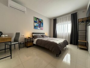 Kamar Double | Dilengkapi dengan perabotan berbeda-beda dan meja kerja