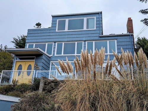 Cozy 1-bedroom apt overlooking Puget Sound, Olympic mtns, Alki Beach, Seattle