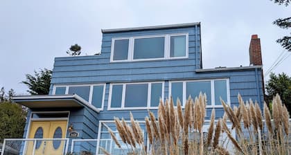 Cozy 1-bedroom apt overlooking Puget Sound, Olympic mtns, Alki Beach, Seattle