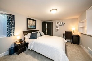 1 bedroom, iron/ironing board, free WiFi, bed sheets - Cozy 1-bedroom apt overlooking Puget Sound, Olympic mtns, Alki Beach, Seattle (Seattle)