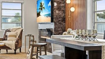 Una Smart TV, una chimenea, videojuegos, un futbolín