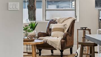 TV connectée, cheminée, jeux vidéo, baby-foot